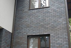 Загородный дом с фасадной плиткой Stroeher Keravette 2110 336 metallic black фото - 3