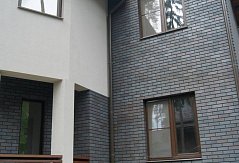 Загородный дом с фасадной плиткой Stroeher Keravette 2110 336 metallic black фото - 2